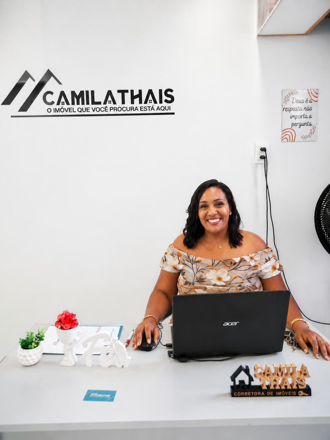 Camila Thais, corretora de imóveis