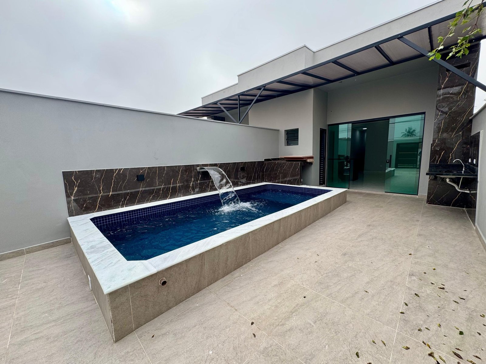 Piscina e área de lazer de uma casa em Mongaguá